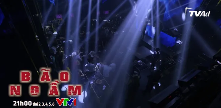 Bão ngầm - Tập 15: Vũ trường bị đột kích, Hải Triều diễn đánh cảnh sát - Ảnh 1. Bão ngầm - Tập 15: Vũ trường bị đột kích, Hải Triều diễn đánh cảnh sát - Ảnh 1.