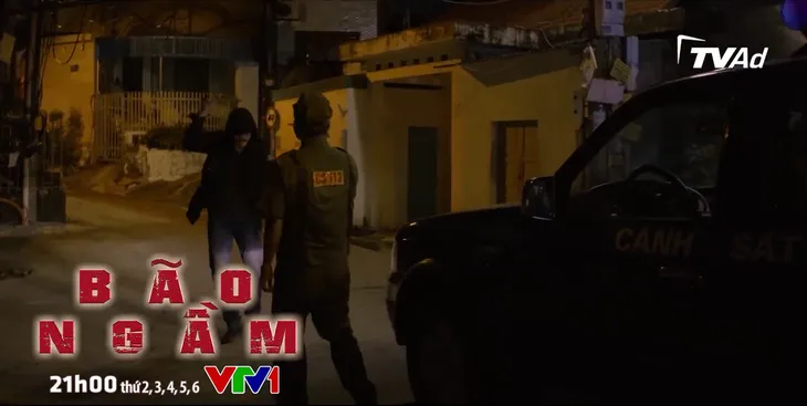 Bão ngầm - Tập 15: Vũ trường bị đột kích, Hải Triều diễn đánh cảnh sát - Ảnh 3. Bão ngầm - Tập 15: Vũ trường bị đột kích, Hải Triều diễn đánh cảnh sát - Ảnh 3.