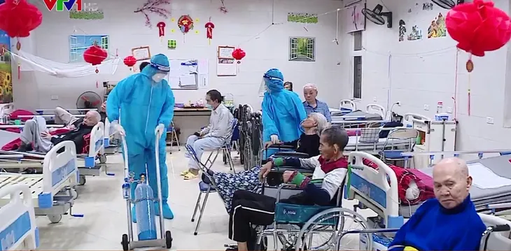 F0 liên tục tăng cao, nhân viên y tế thành... cán bộ văn thư chuyên nghiệp - Ảnh 2. F0 liên tục tăng cao, nhân viên y tế thành... cán bộ văn thư chuyên nghiệp - Ảnh 2.