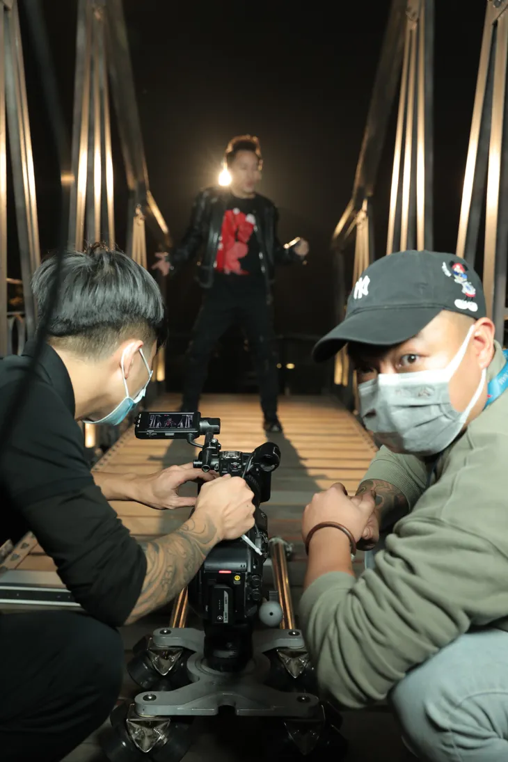 Tùng Dương ra mắt MV ca khúc phim Bão ngầm - Ảnh 2. Tùng Dương ra mắt MV ca khúc phim Bão ngầm - Ảnh 2.