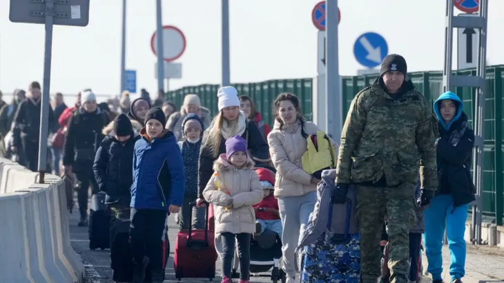 Nạn buôn người đe dọa dòng người sơ tán từ Ukraine - Ảnh 1. Nạn buôn người đe dọa dòng người sơ tán từ Ukraine - Ảnh 1.