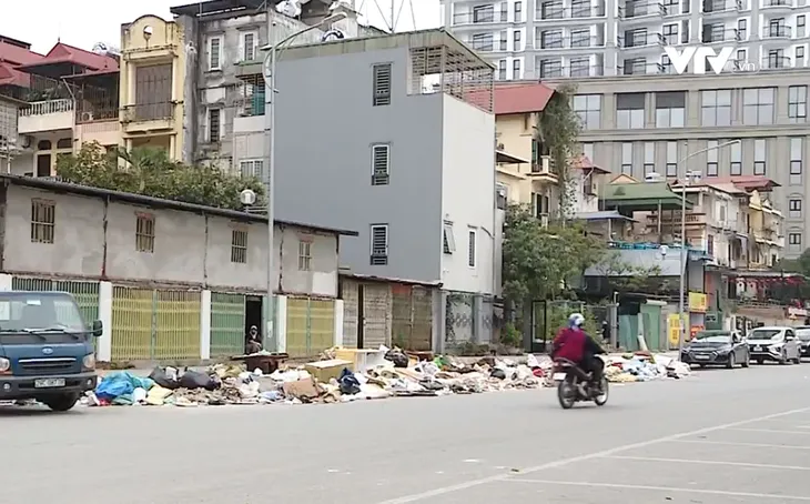 Hà Nội: Nhiều bãi rác tự phát gây mất mỹ quan đô thị - Ảnh 1. Hà Nội: Nhiều bãi rác tự phát gây mất mỹ quan đô thị - Ảnh 1.