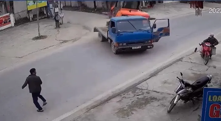 Máy xúc rơi từ xe tải đè chết người đi đường - Ảnh 1. Máy xúc rơi từ xe tải đè chết người đi đường - Ảnh 1.