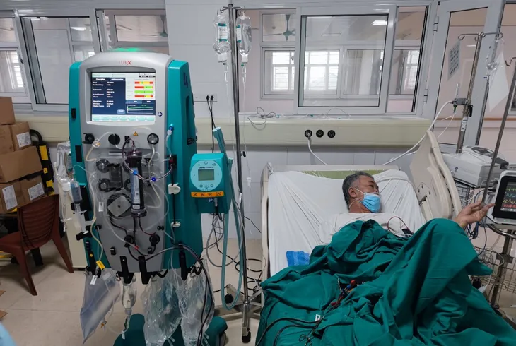Lọc máu liên tục cứu sống bệnh nhân COVID-19 nặng - Ảnh 1. Lọc máu liên tục cứu sống bệnh nhân COVID-19 nặng - Ảnh 1.