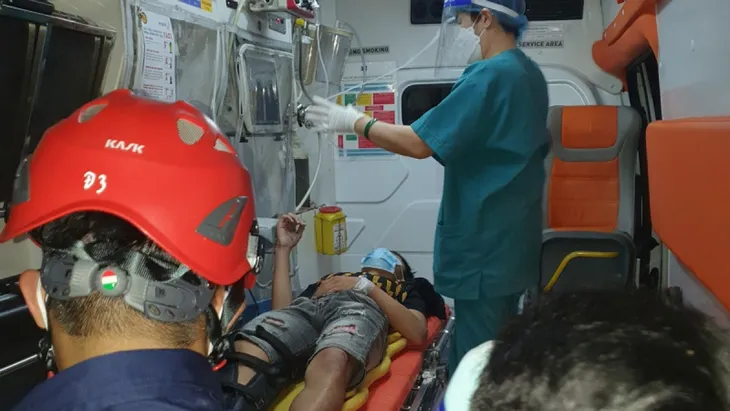 Mải nhìn điện thoại, một thiếu niên rơi xuống vực sâu - Ảnh 2. Mải nhìn điện thoại, một thiếu niên rơi xuống vực sâu - Ảnh 2.