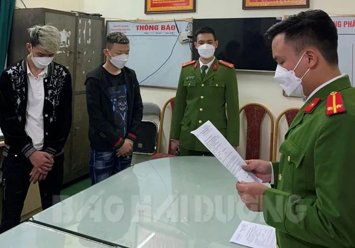 Bắt tạm giam nhóm đối tượng dùng hung khí gây rối trật tự công cộng - Ảnh 1. Bắt tạm giam nhóm đối tượng dùng hung khí gây rối trật tự công cộng - Ảnh 1.