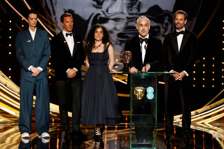Những khoảnh khắc đẹp của BAFTAs 2022 - Ảnh 1.