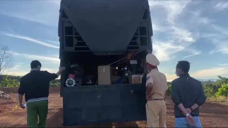 Đắk Nông: Triệt phá đường dây buôn lậu thuốc lá lớn nhất từ trước tới nay - Ảnh 2.