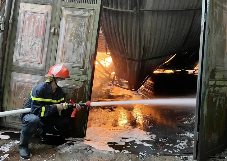 Hà Nội: Kịp thời ngăn chặn đám cháy từ dãy xưởng sản xuất tại quận Hoàng Mai - Ảnh 2. Hà Nội: Kịp thời ngăn chặn đám cháy từ dãy xưởng sản xuất tại quận Hoàng Mai - Ảnh 2.