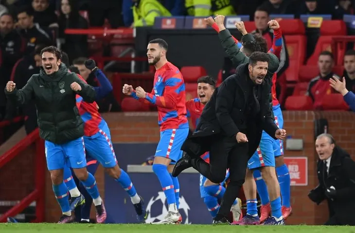 CĐV Manchester United ném mưa vật thể lạ vào HLV Simeone - Ảnh 1. CĐV Manchester United ném mưa vật thể lạ vào HLV Simeone - Ảnh 1.