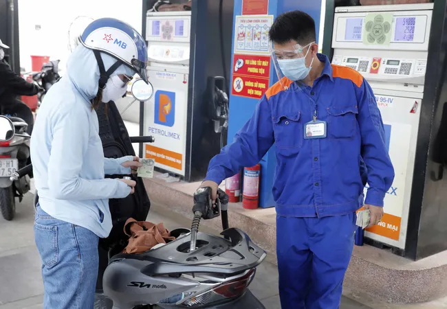 Cần kịp thời hỗ trợ người dân trước khó khăn do ảnh hưởng của giá xăng dầu - Ảnh 2. Cần kịp thời hỗ trợ người dân trước khó khăn do ảnh hưởng của giá xăng dầu - Ảnh 2.