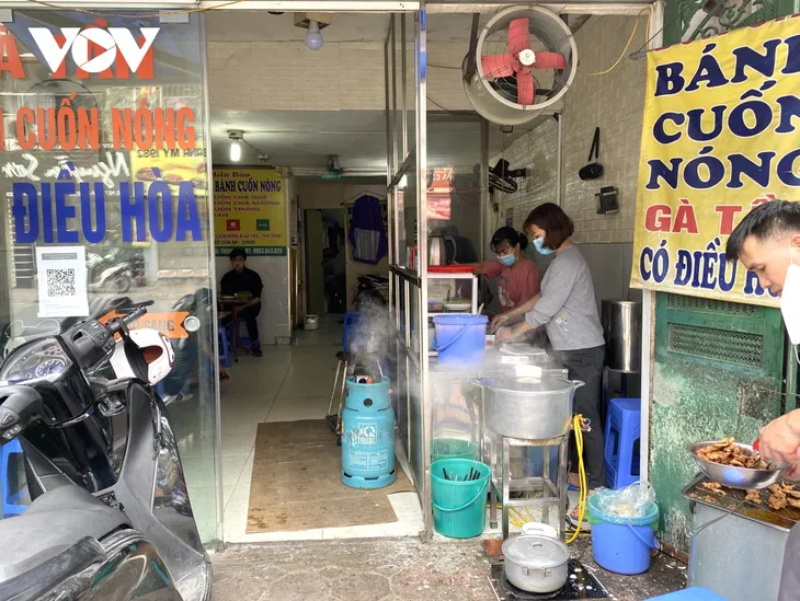 Hàng quán ở Hà Nội hiu hắt khi số F0 liên tục tăng cao - Ảnh 4. Hàng quán ở Hà Nội hiu hắt khi số F0 liên tục tăng cao - Ảnh 4.