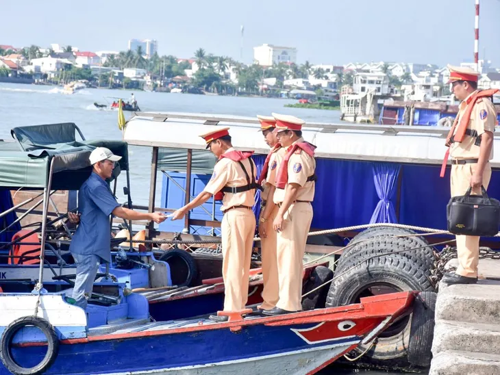 Kỳ 4: TP Hồ Chí Minh: Giải pháp an toàn an ninh đường thuỷ - Ảnh 1. Kỳ 4: TP Hồ Chí Minh: Giải pháp an toàn an ninh đường thuỷ - Ảnh 1.