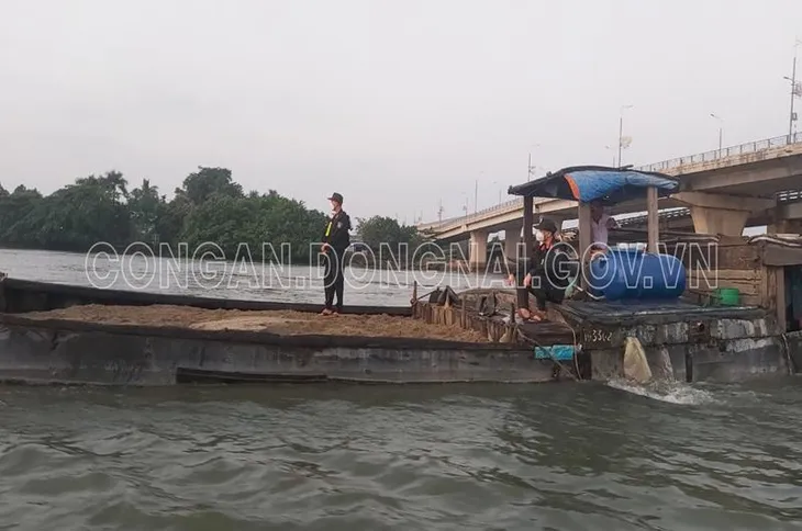 Đồng Nai: Bắt giữ 4 phương tiện vận chuyển cát không rõ nguồn gốc xuất xứ - Ảnh 1. Đồng Nai: Bắt giữ 4 phương tiện vận chuyển cát không rõ nguồn gốc xuất xứ - Ảnh 1.
