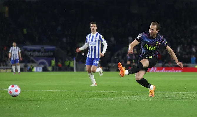 Harry Kane đá tung chai Coca khi ăn mừng bàn thắng đánh dấu kỷ lục ghi bàn tại Premier League - Ảnh 2. Harry Kane đá tung chai Coca khi ăn mừng bàn thắng đánh dấu kỷ lục ghi bàn tại Premier League - Ảnh 2.