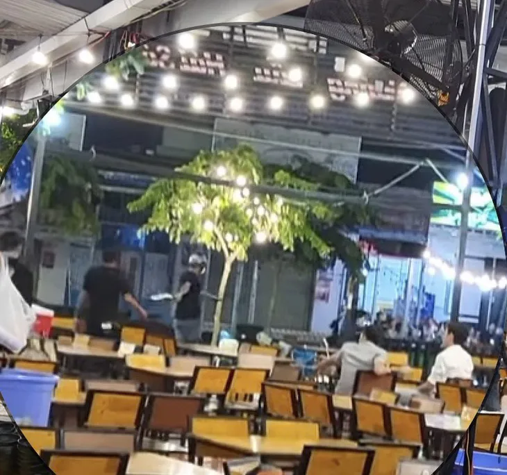 Công an xác minh clip chém nhau như phim trong quán nhậu - Ảnh 1.