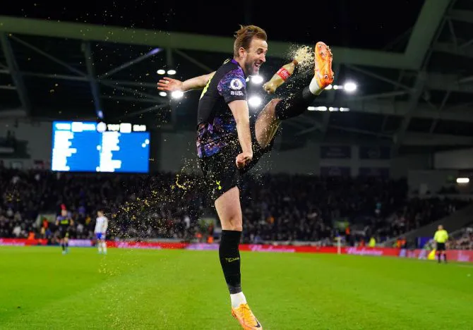 Harry Kane đá tung chai Coca khi ăn mừng bàn thắng đánh dấu kỷ lục ghi bàn tại Premier League - Ảnh 3. Harry Kane đá tung chai Coca khi ăn mừng bàn thắng đánh dấu kỷ lục ghi bàn tại Premier League - Ảnh 3.