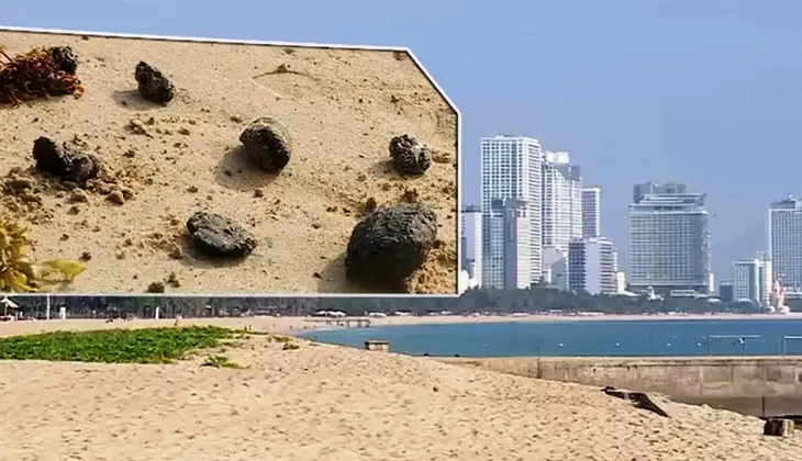 Dầu vón cục dạt vào bãi biển Nha Trang - Ảnh 1. Dầu vón cục dạt vào bãi biển Nha Trang - Ảnh 1.