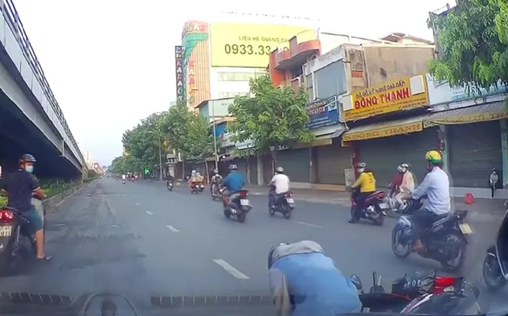 Suýt chui vào gầm xe ô tô vì lái xe vẫn dùng điện thoại - Ảnh 1. Suýt chui vào gầm xe ô tô vì lái xe vẫn dùng điện thoại - Ảnh 1.