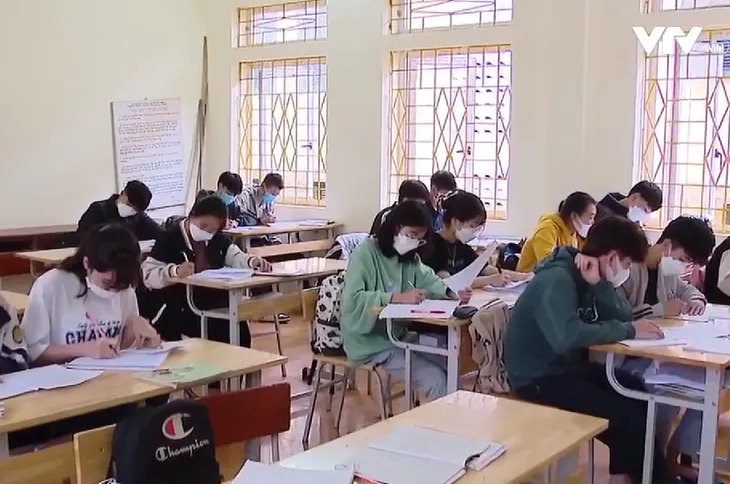 Học sinh lớp 12 căng thẳng, âu lo trước kỳ thi tốt nghiệp THPT - Ảnh 1. Học sinh lớp 12 căng thẳng, âu lo trước kỳ thi tốt nghiệp THPT - Ảnh 1.