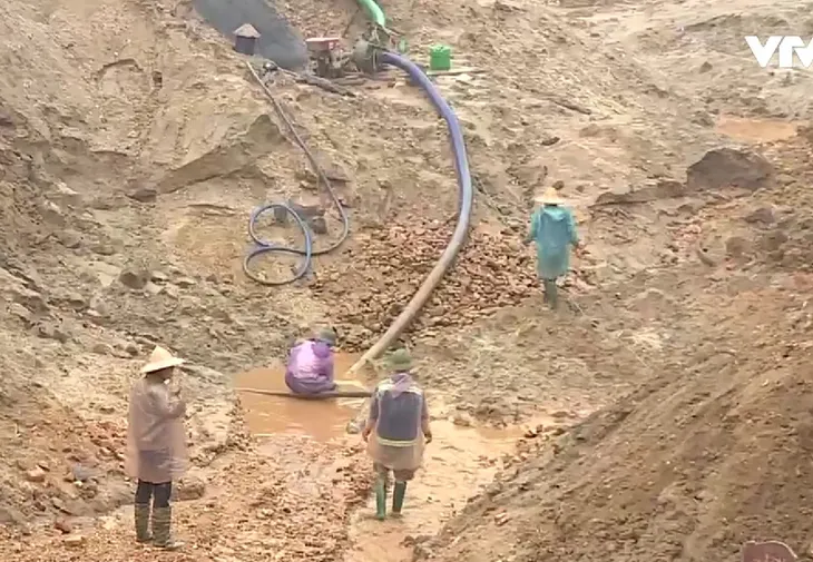 Ngang nhiên khai thác đá quý dưới lòng hồ thủy điện Thác Bà - Ảnh 1. Ngang nhiên khai thác đá quý dưới lòng hồ thủy điện Thác Bà - Ảnh 1.
