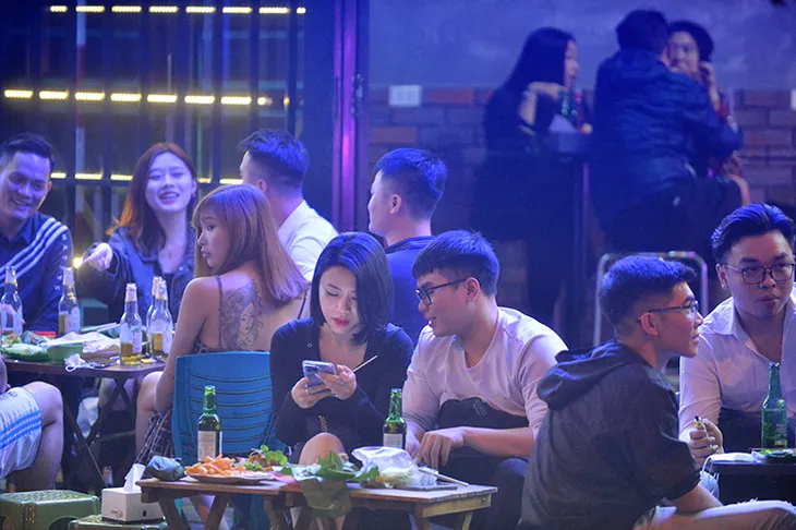 Phố đêm Hà Nội bừng sáng trở lại - Ảnh 1. Phố đêm Hà Nội bừng sáng trở lại - Ảnh 1.
