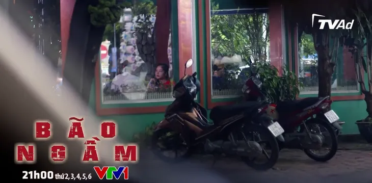 Bão ngầm - Tập 20: Lãnh đạo công an nghĩ cách bắt quả tang cán bộ biến chất - Ảnh 2. Bão ngầm - Tập 20: Lãnh đạo công an nghĩ cách bắt quả tang cán bộ biến chất - Ảnh 2.