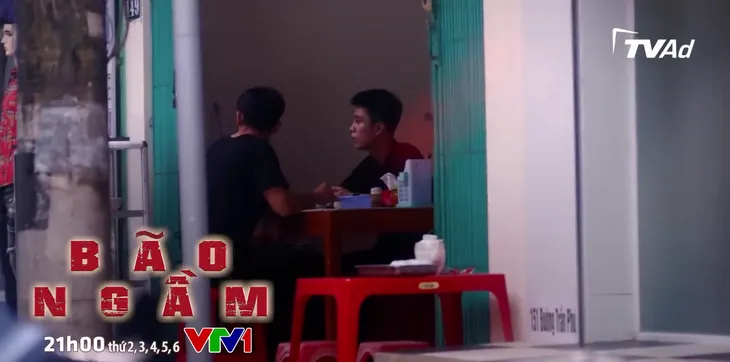 Bão ngầm - Tập 20: Lãnh đạo công an nghĩ cách bắt quả tang cán bộ biến chất - Ảnh 3. Bão ngầm - Tập 20: Lãnh đạo công an nghĩ cách bắt quả tang cán bộ biến chất - Ảnh 3.