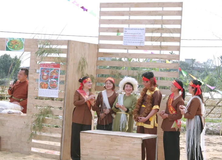 Diễn viên Quang Tèo và Trà My trổ tài làm bánh đa tại sân chơi Làng vui - Ảnh 3. Diễn viên Quang Tèo và Trà My trổ tài làm bánh đa tại sân chơi Làng vui - Ảnh 3.