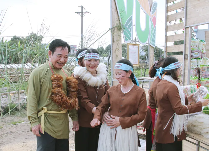 Diễn viên Quang Tèo và Trà My trổ tài làm bánh đa tại sân chơi Làng vui - Ảnh 4. Diễn viên Quang Tèo và Trà My trổ tài làm bánh đa tại sân chơi Làng vui - Ảnh 4.
