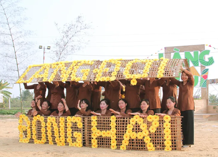 Diễn viên Quang Tèo và Trà My trổ tài làm bánh đa tại sân chơi Làng vui - Ảnh 7. Diễn viên Quang Tèo và Trà My trổ tài làm bánh đa tại sân chơi Làng vui - Ảnh 7.