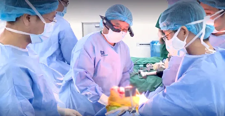 Lần đầu tiên tại Việt Nam: Đưa công nghệ thực tế ảo mắt thần vào thay khớp nhân tạo - Ảnh 2. Lần đầu tiên tại Việt Nam: Đưa công nghệ thực tế ảo mắt thần vào thay khớp nhân tạo - Ảnh 2.