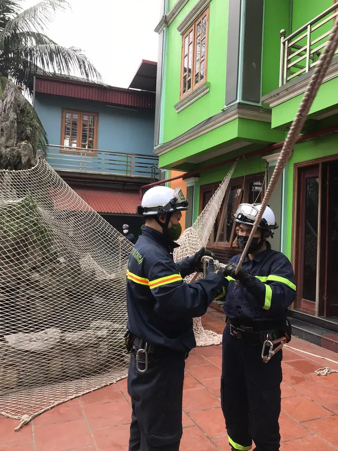 Thanh niên cầm hung khí đứng trên tầng 8 nhà nghỉ đòi tự tử - Ảnh 1. Thanh niên cầm hung khí đứng trên tầng 8 nhà nghỉ đòi tự tử - Ảnh 1.