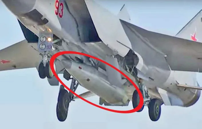 Nga lần đầu sử dụng tên lửa siêu vượt âm Kinzhal tại Ukraine - Ảnh 2. Nga lần đầu sử dụng tên lửa siêu vượt âm Kinzhal tại Ukraine - Ảnh 2.
