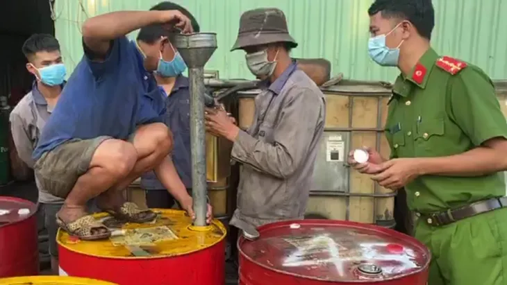 Bà Rịa - Vũng Tàu: Phát hiện một vụ mua bán xăng dầu không rõ nguồn gốc - Ảnh 2. Bà Rịa - Vũng Tàu: Phát hiện một vụ mua bán xăng dầu không rõ nguồn gốc - Ảnh 2.
