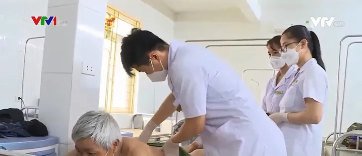 Bệnh viện vùng khó xoay xở khi thiếu nhân lực - Ảnh 1. Bệnh viện vùng khó xoay xở khi thiếu nhân lực - Ảnh 1.