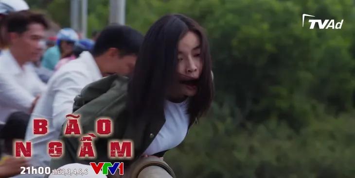 Bão ngầm - Tập 22: Hải Triều liều mạng cứu người - Ảnh 4. Bão ngầm - Tập 22: Hải Triều liều mạng cứu người - Ảnh 4.