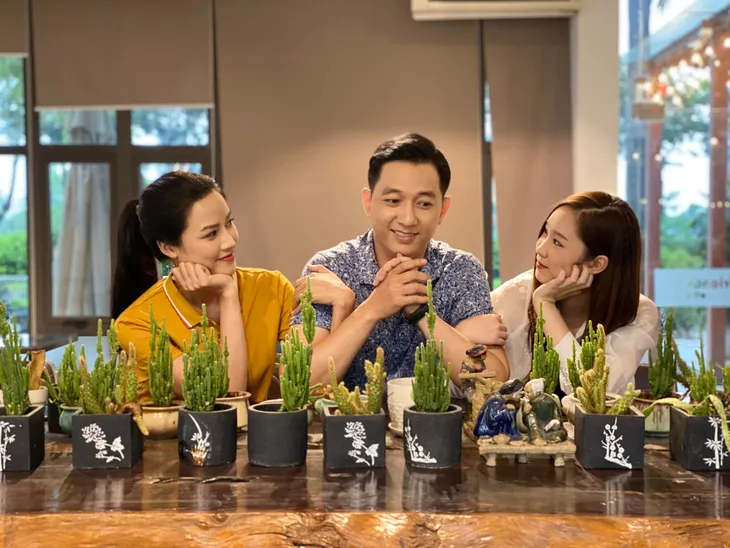 Anh Đào tiết lộ ảnh hậu trường cực độc của Lối về miền hoa - Ảnh 1. Anh Đào tiết lộ ảnh hậu trường cực độc của Lối về miền hoa - Ảnh 1.