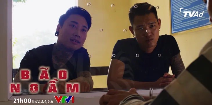 Bão ngầm - Tập 22: Toàn khỉ đốm sai đàn em đi điều tra lai lịch Hùng nhọ - Ảnh 1. Bão ngầm - Tập 22: Toàn khỉ đốm sai đàn em đi điều tra lai lịch Hùng nhọ - Ảnh 1.