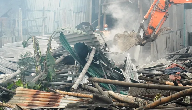 Cưỡng chế 140 hộ dân lấn chiếm đất làm xưởng đúc nhôm - Ảnh 2. Cưỡng chế 140 hộ dân lấn chiếm đất làm xưởng đúc nhôm - Ảnh 2.