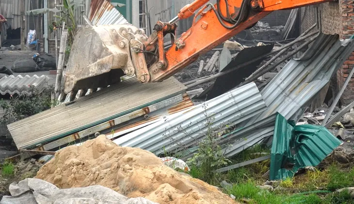 Cưỡng chế 140 hộ dân lấn chiếm đất làm xưởng đúc nhôm - Ảnh 1. Cưỡng chế 140 hộ dân lấn chiếm đất làm xưởng đúc nhôm - Ảnh 1.