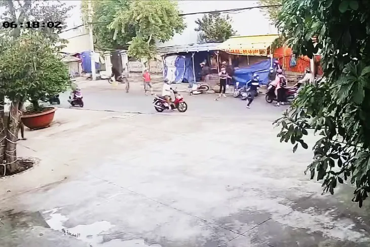 Giật điện thoại bất thành, kẻ cướp bỏ xe máy chạy bộ thoát thân - Ảnh 1. Giật điện thoại bất thành, kẻ cướp bỏ xe máy chạy bộ thoát thân - Ảnh 1.