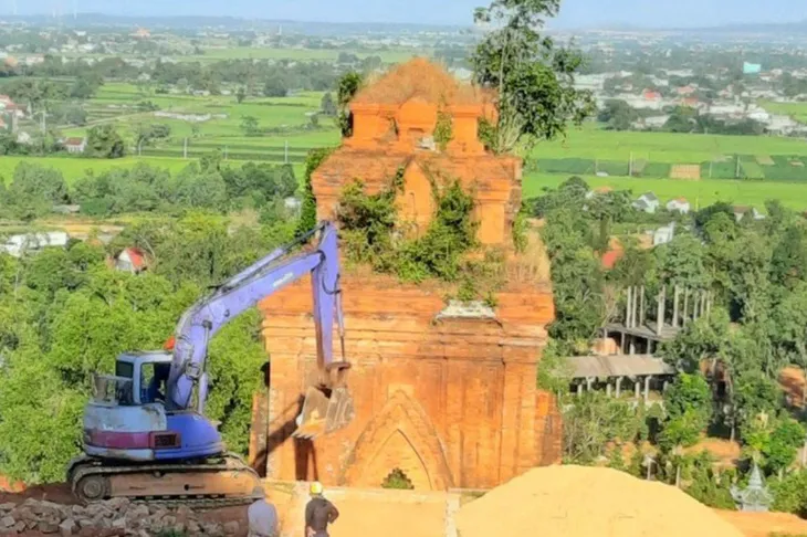 Tháp cổ 1.000 năm tuổi bị đe dọa: Tỉnh chỉ đạo sở thu hồi công văn - Ảnh 2. Tháp cổ 1.000 năm tuổi bị đe dọa: Tỉnh chỉ đạo sở thu hồi công văn - Ảnh 2.