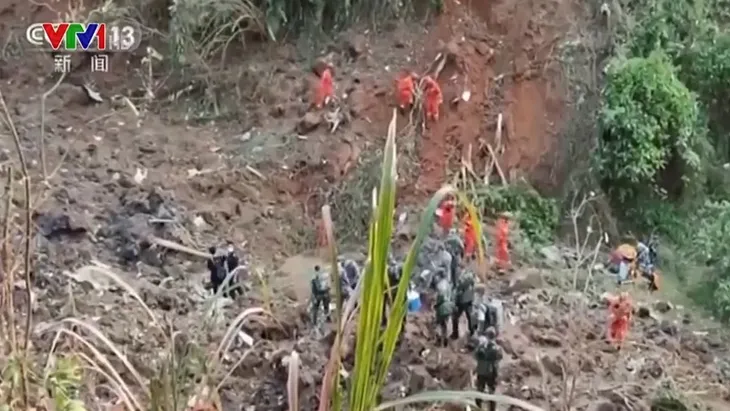 Đã có người thiệt mạng trong vụ rơi máy bay ở Trung Quốc - Ảnh 2. Đã có người thiệt mạng trong vụ rơi máy bay ở Trung Quốc - Ảnh 2.