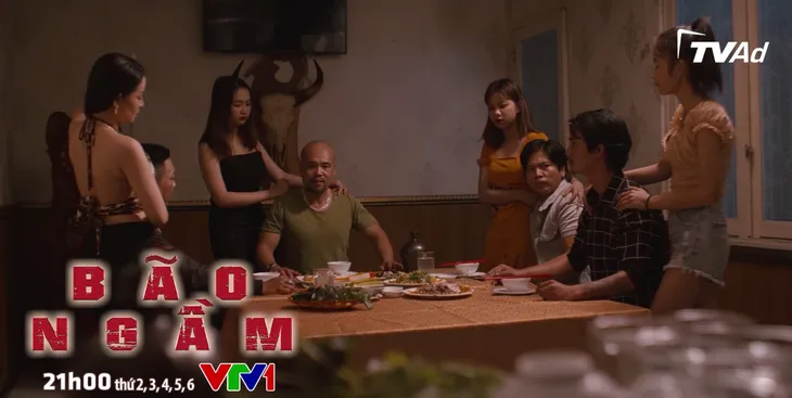 Bão ngầm - Tập 23: Công an vây bắt đàn em ông Tòng - Ảnh 3. Bão ngầm - Tập 23: Công an vây bắt đàn em ông Tòng - Ảnh 3.