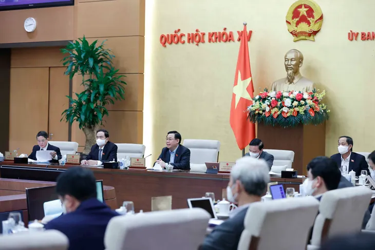 Chốt nâng trần giờ làm thêm lên 60 giờ mỗi tháng - Ảnh 1.