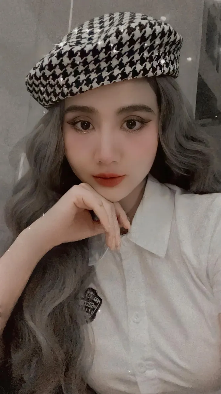 Thương ngày nắng về: Huyền Lizzie từ sếp nữ đầy khí chất bỗng hóa nữ sinh ăn chơi - Ảnh 1. Thương ngày nắng về: Huyền Lizzie từ sếp nữ đầy khí chất bỗng hóa nữ sinh ăn chơi - Ảnh 1.