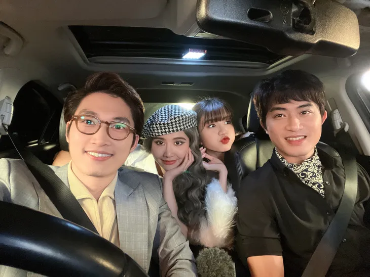 Thương ngày nắng về: Huyền Lizzie từ sếp nữ đầy khí chất bỗng hóa nữ sinh ăn chơi - Ảnh 4. Thương ngày nắng về: Huyền Lizzie từ sếp nữ đầy khí chất bỗng hóa nữ sinh ăn chơi - Ảnh 4.