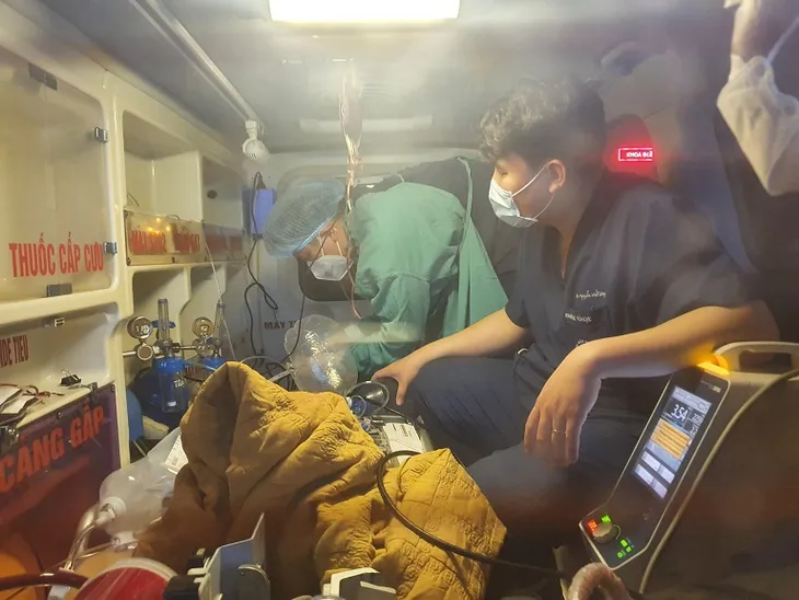 Vượt 200km thực hiện kỹ thuật ECMO cứu sống bệnh nhân suy đa tạng sau phẫu thuật lấy thai - Ảnh 1. Vượt 200km thực hiện kỹ thuật ECMO cứu sống bệnh nhân suy đa tạng sau phẫu thuật lấy thai - Ảnh 1.