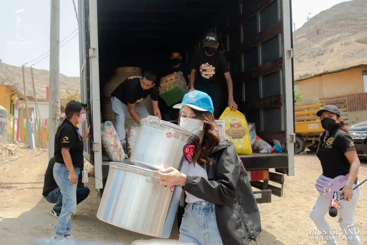 Thùy Tiên làm từ thiện ở vùng khó khăn tại Peru - Ảnh 1. Thùy Tiên làm từ thiện ở vùng khó khăn tại Peru - Ảnh 1.